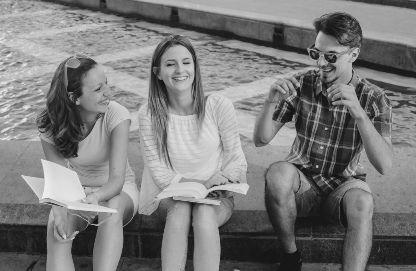 Bureau moderne avec documents financiers et ordinateur portable