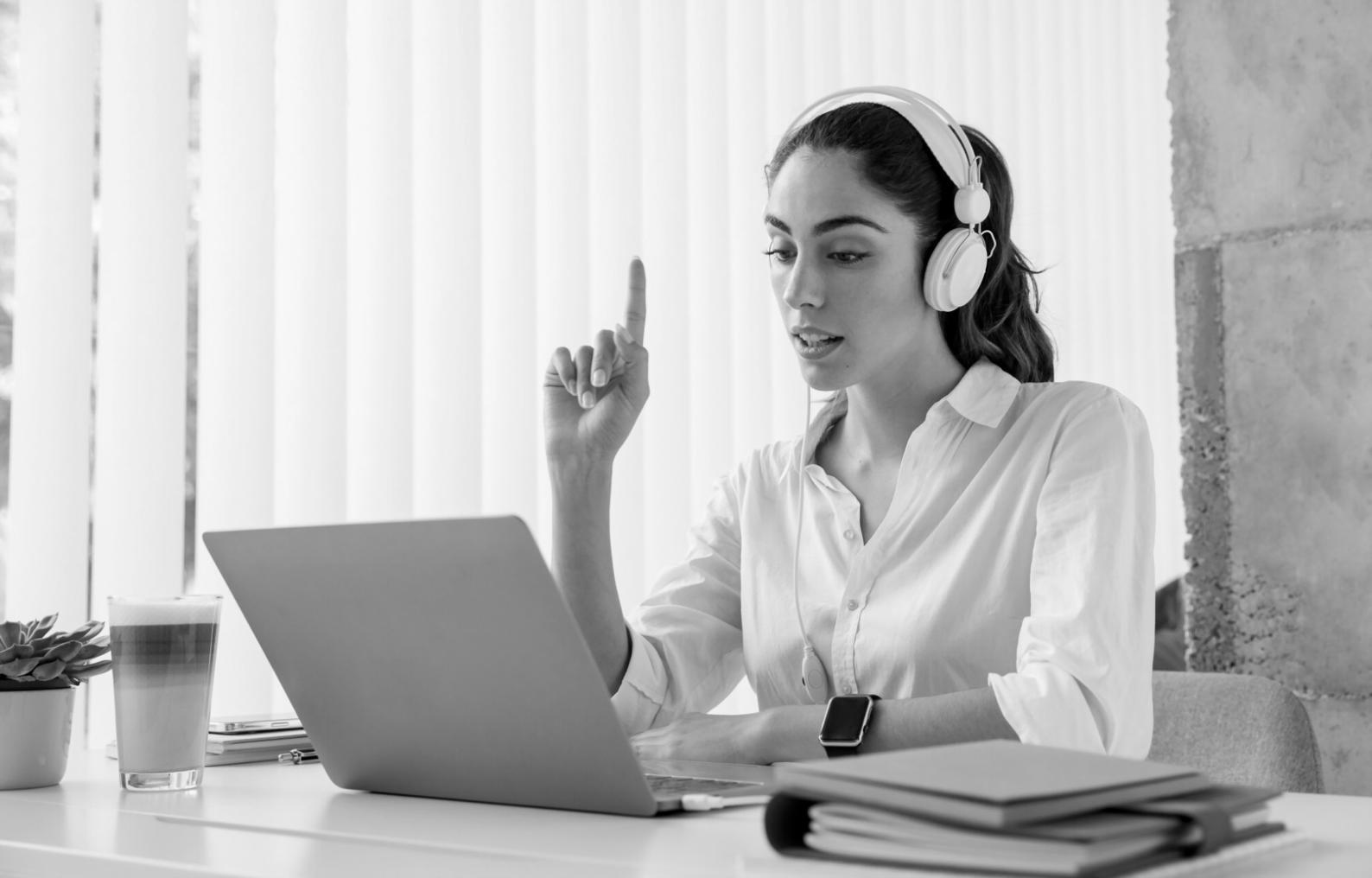 Équipe en réunion discutant d'un projet financier